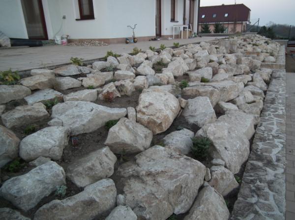  Svah pod domem je podtržen skalkou z velkých kamenů