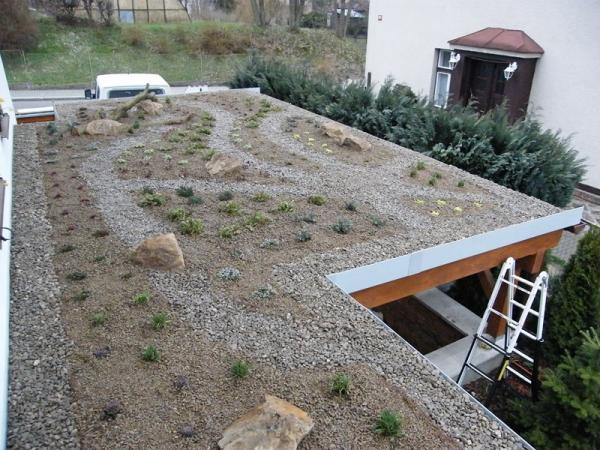  Nově založená střešní zahrada ve tvaru slunce vytvořeným z oblázků